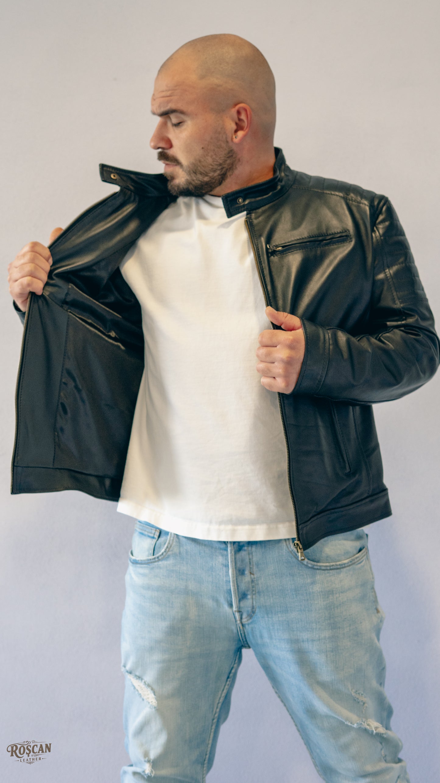 Giacca uomo in pelle nera con zip e spalle trapuntate