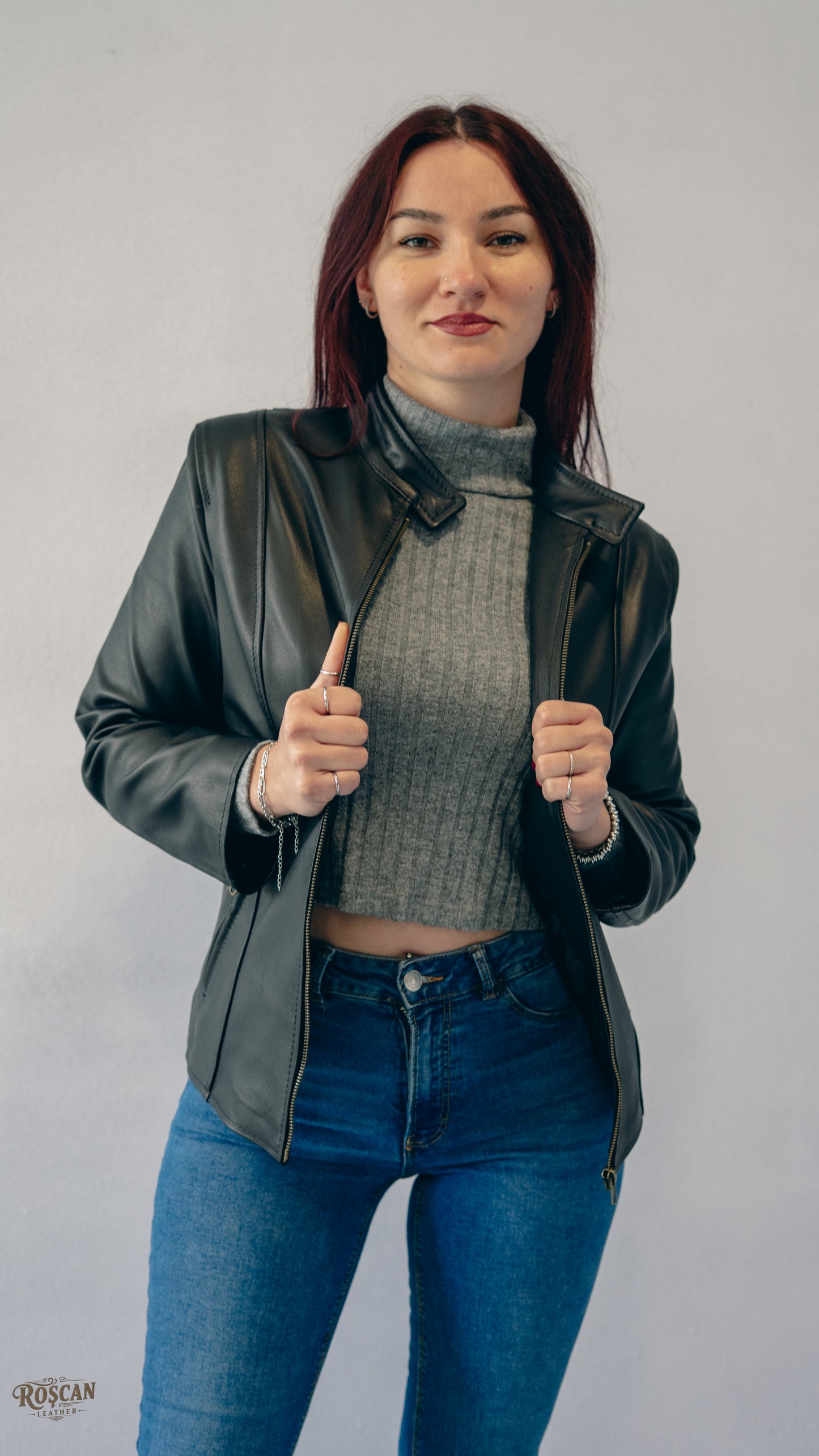 Giacca donna in pelle nera con zip e collo alto