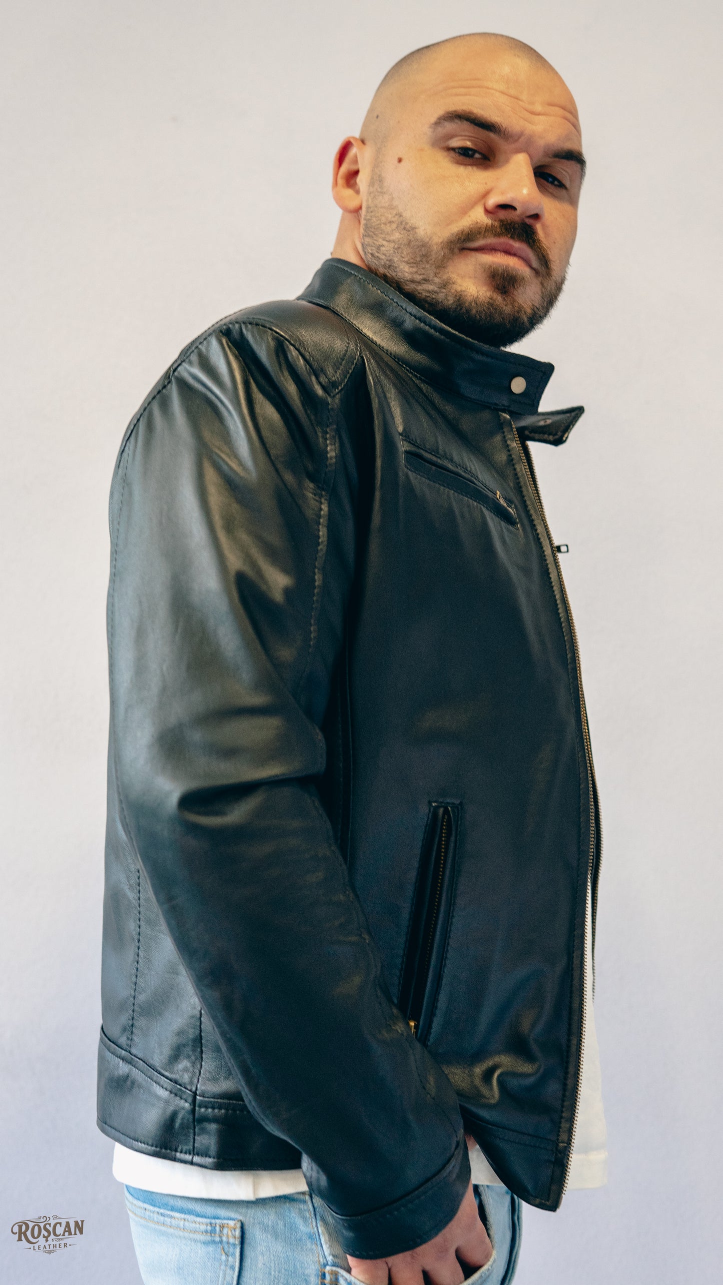 Giacca uomo in pelle nera con zip e spalle trapuntate