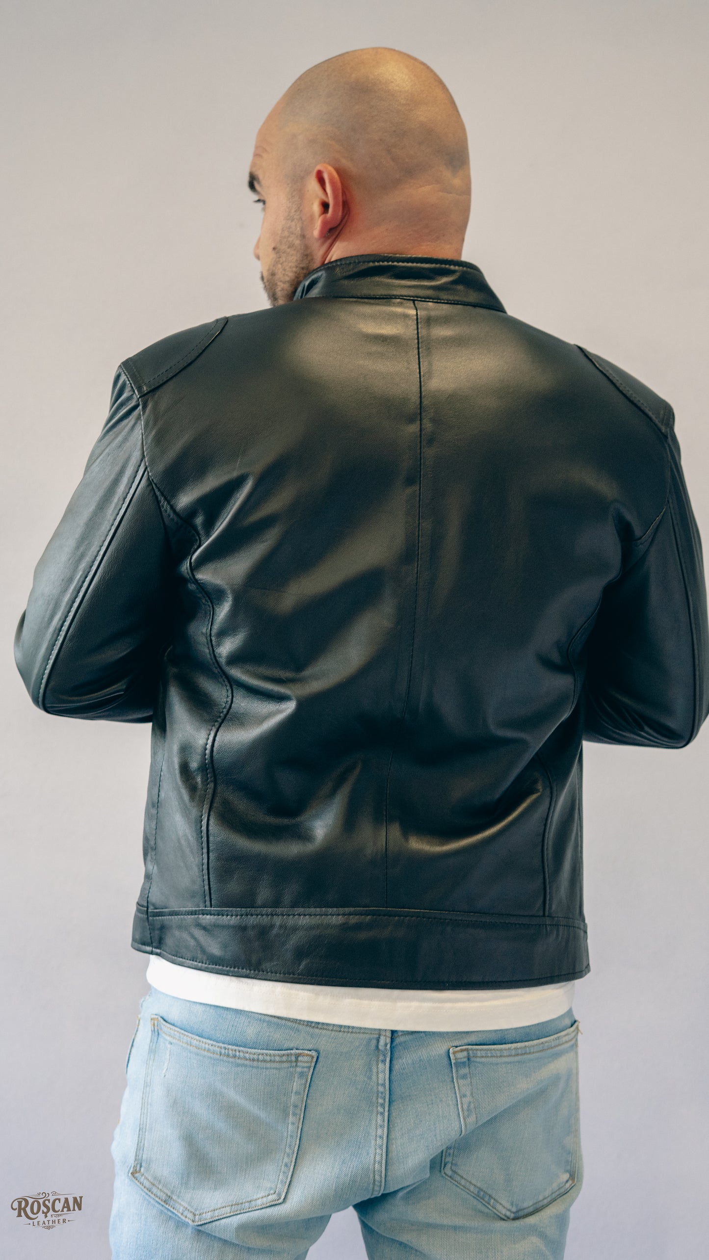 Giacca uomo in pelle nera con zip e spalle trapuntate