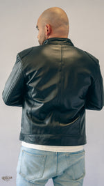 Giacca uomo in pelle nera con zip e tasche verticali