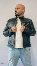 Giacca uomo in pelle nera con zip e spalle trapuntate