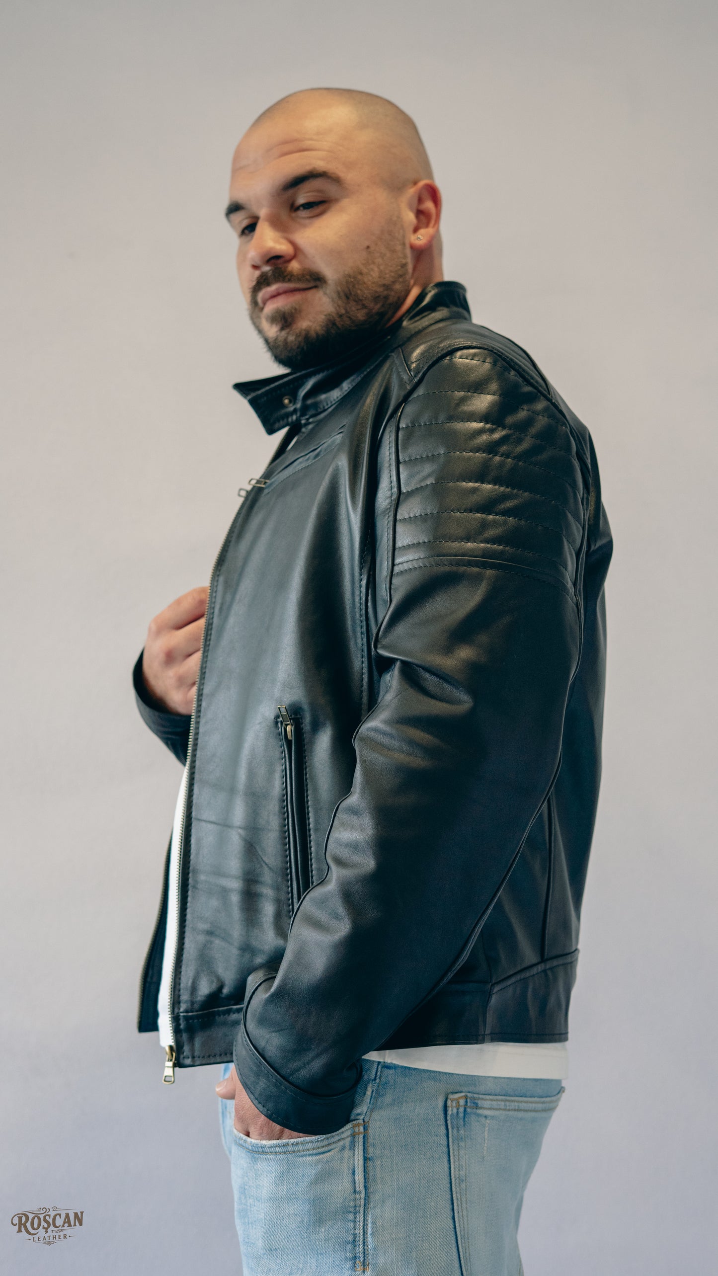 Giacca uomo in pelle nera con zip e tasche verticali