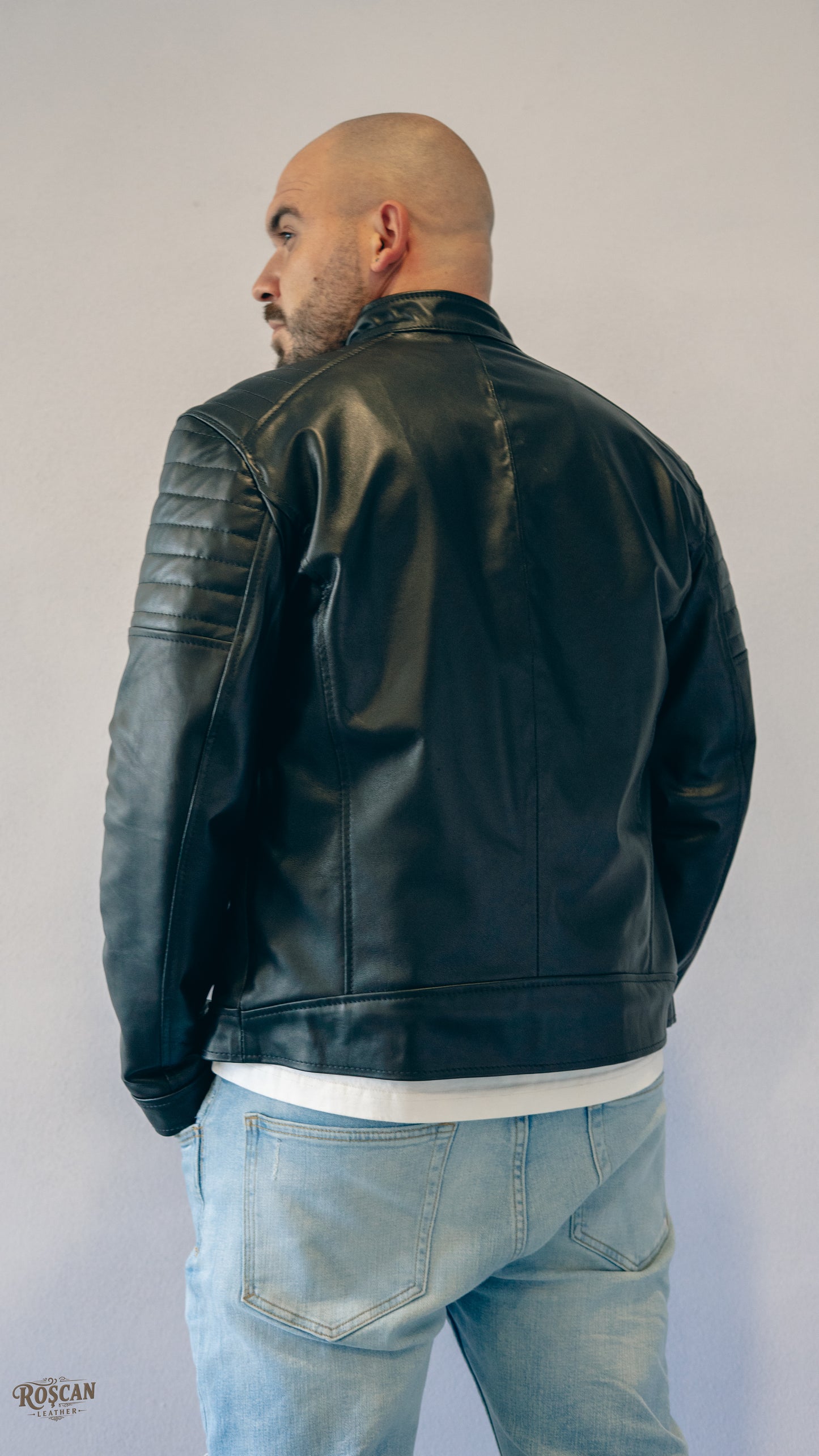 Giacca uomo in pelle nera con zip e tasche verticali