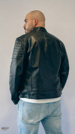 Giacca uomo in pelle nera con zip e spalle trapuntate
