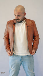 Giacca uomo in pelle marrone con zip e tasche verticali
