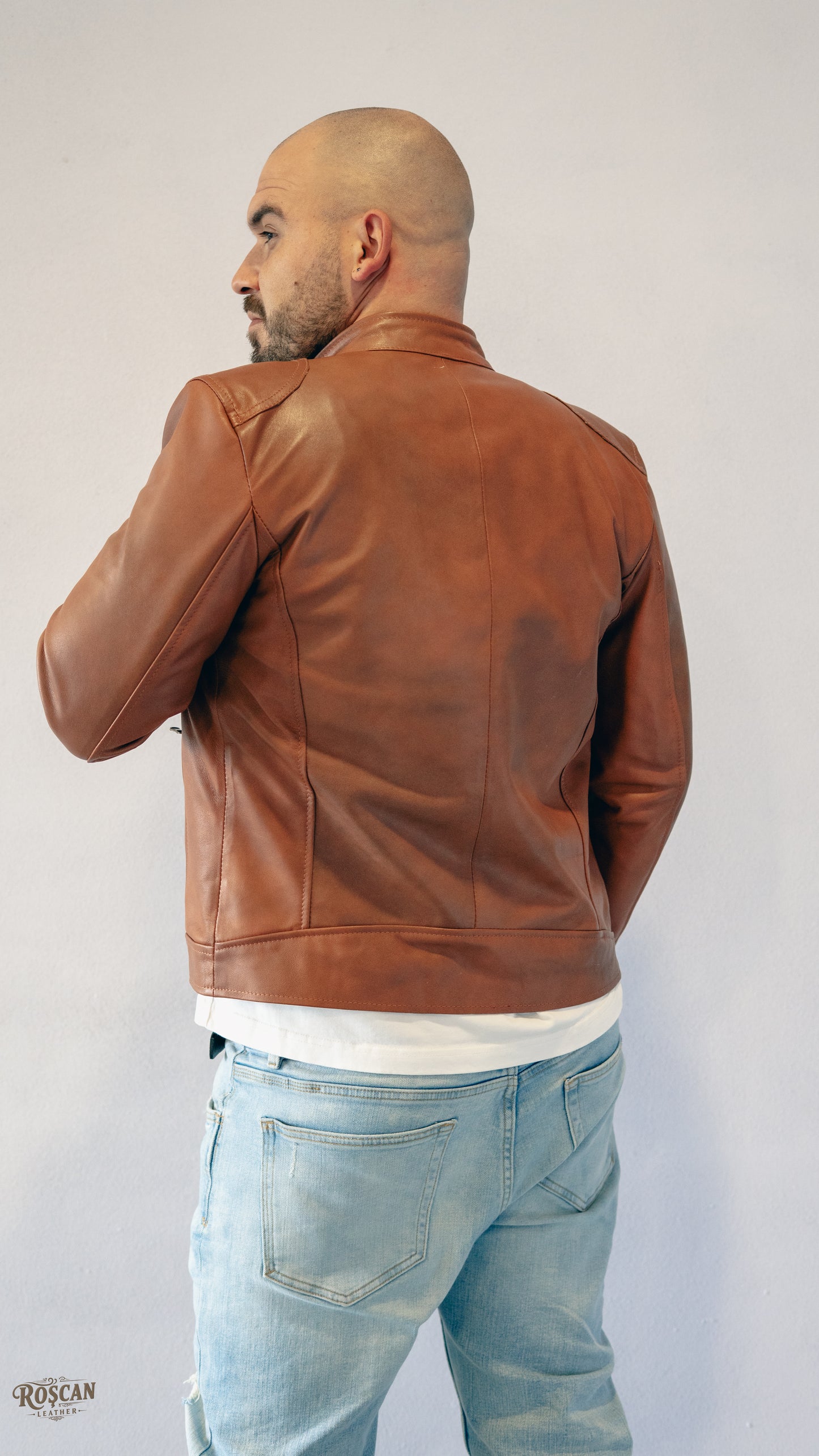 Giacca uomo in pelle marrone con zip e tasche verticali