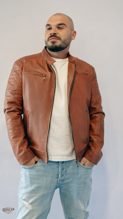 Giacca uomo in pelle marrone con zip e spalle trapuntate