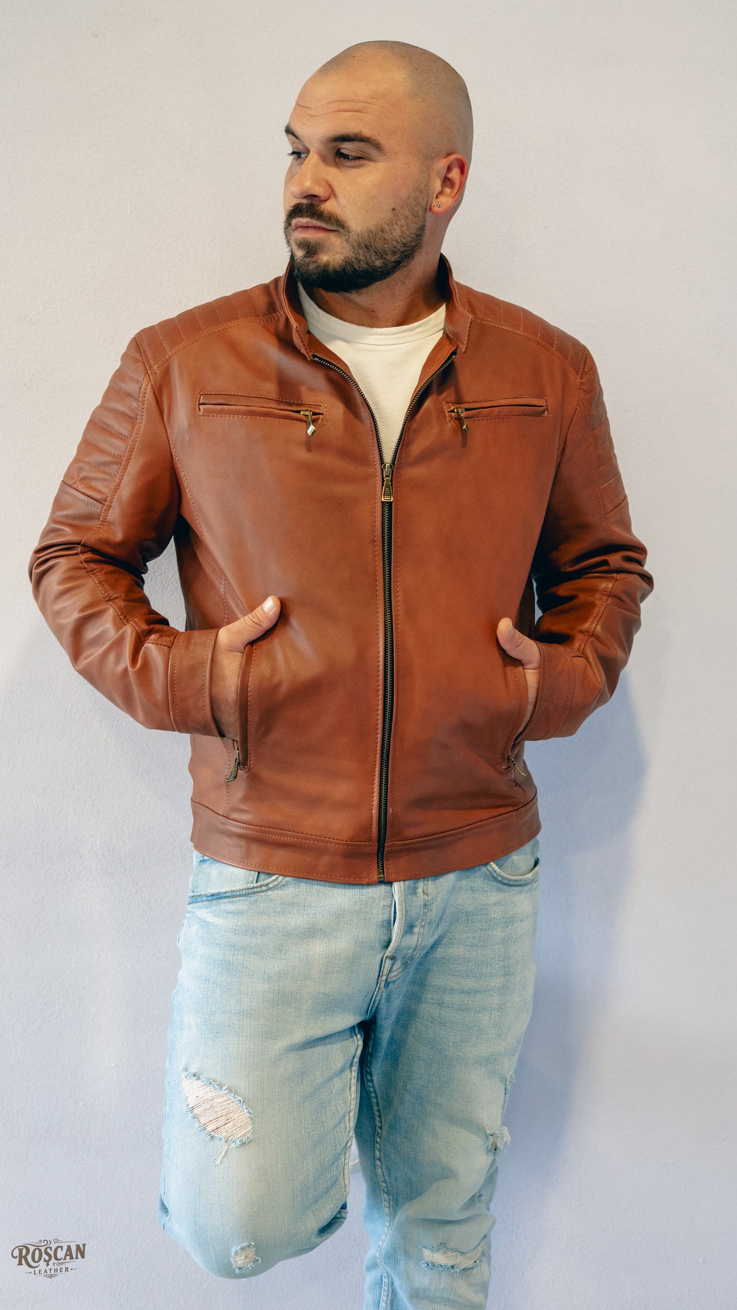 Giacca uomo in pelle marrone con zip e spalle trapuntate