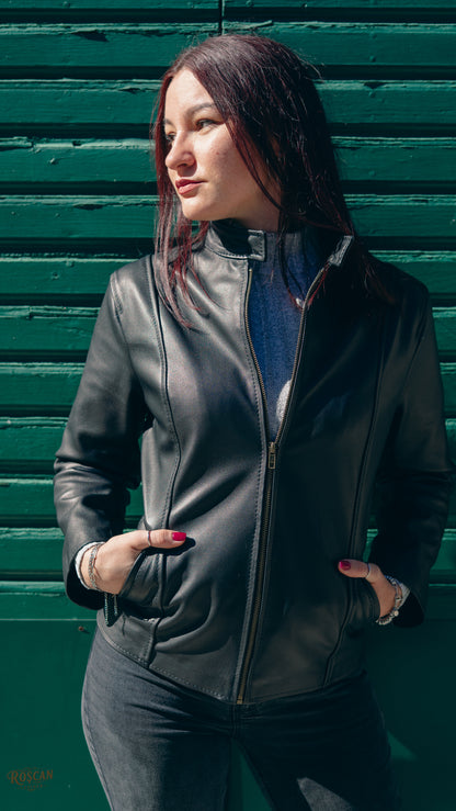 Giacca donna in pelle nera con zip e collo alto